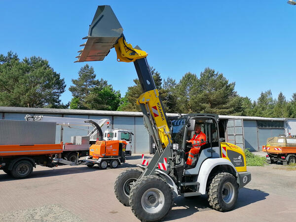 Neuer Radlader f�r den Oranienburger Stadthof - im Hintergrund ein neuer Holzh�cksler ...