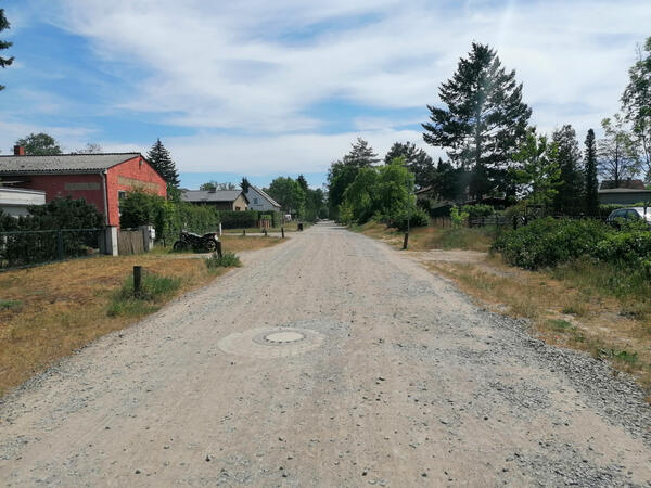 Sandpisten wie diese sollen eine einfache Asphaltdecke bekommen