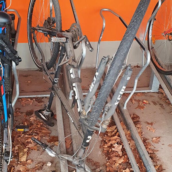 So und so �hnlich pr�sentieren sich aktuell etliche Fahrr�der im Fahrradparkhaus. Bitte bis 24.06.2023 abholen!