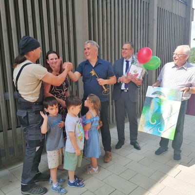 B�rgermeister Alexander Laesicke �bergab symbolisch den Schl�ssel an die neuen Kita-Mitarbeiter