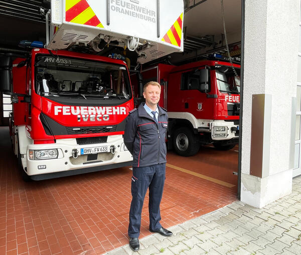 Gut angezogen in allen Situationen: Stefan Dittmann prsentiert die neue Bekleidung der Oranienburger Feuerwehr.