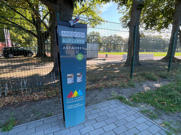 Strom-Lades�ulen wie hier am Schlosspark gibt es stadtweit inzwischen etliche.