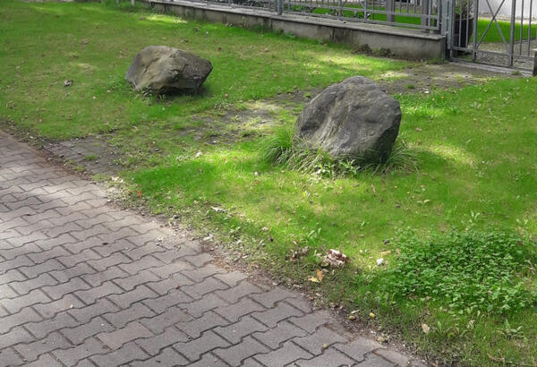 Muss entfernt werden: Gro�e Steine wie diese, die auf �ffentlichem Stra�enland stehen.