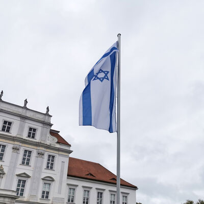 Solidarit&auml;t mit Israel: Israelische Flagge vor dem Oranienburger Schloss