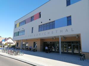 Der neue Schulbau beendet die Platznot an der Friedrichsthaler Grundschule, die ab sofort zweiz&uuml;gig l&auml;uft. Auch die Friedrichsthaler Chaussee wurde im Bereich der Schule umgebaut. So wurden unter anderem die Bushaltestellen erneuert, ein Kiss & Ride-Bereich angelegt und eine Querungshilfe eingerichtet.