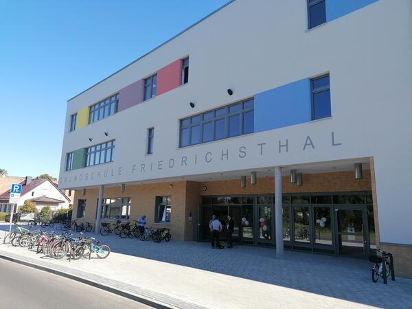 Der neue Schulbau beendet die Platznot an der Friedrichsthaler Grundschule, die ab sofort zweiz�gig l�uft. Auch die Friedrichsthaler Chaussee wurde im Bereich der Schule umgebaut. So wurden unter anderem die Bushaltestellen erneuert, ein Kiss & Ride-Bereich angelegt und eine Querungshilfe eingerichtet.