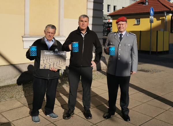 B�rgermeister Alexander Laesicke, der Kreisvorsitzende des Volksbundes Kriegsgr�berf�rsorge und Stadtverordnete Michael Ney und Oberstleutnant der Reserve Karsten �berla rufen zur Spende f�r die Kriegsgr�berpflege auf.