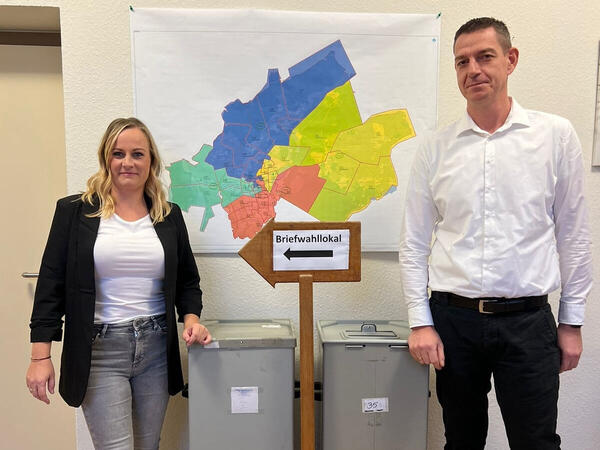 Stadtwahlleiter Marcel Gutjahr und seine Stellvertreterin Jessica Hindenberg. Wahlurnen wie diese befinden sich bis unter die Decke gestapelt in den Kellerr�umen der Stadtverwaltung. Im Hintergrund die Karte mit den vier neuen Wahlkreisen.