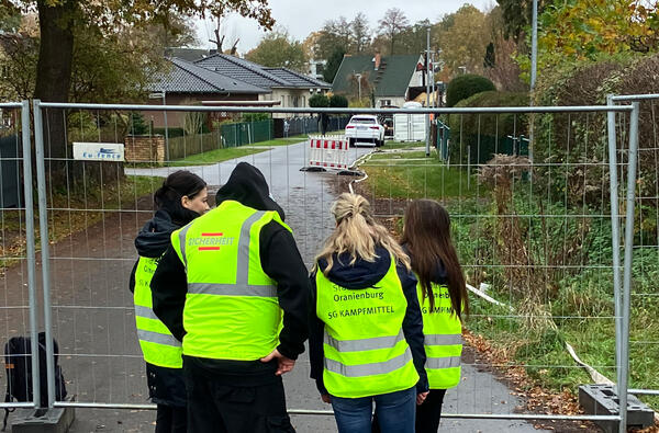 Die Einsatzkr�fte bei der Einrichtung des Sperrkreises im Inselweg.