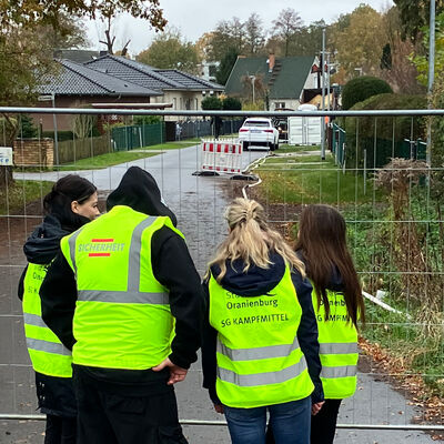 Die Einsatzkr&auml;fte bei der Einrichtung des Sperrkreises im Inselweg.