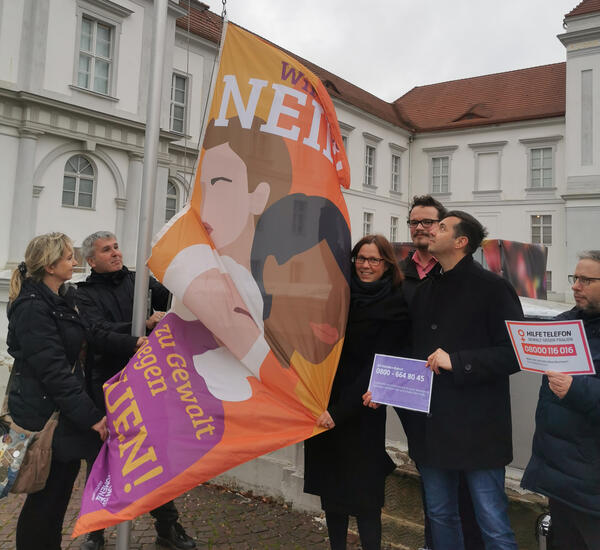 Fahnenhissung auf dem Schlossplatz anl&auml;sslich des Internationalen Tages gegen Gewalt an Frauen