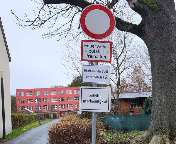 Keine Einfahrt! Auf dieses Schild sollte an der Zufahrt zum Schulcampus Schmachtenhagen gut geachtet werden.