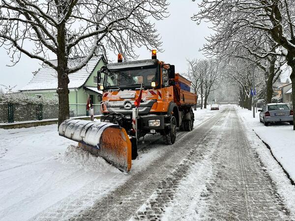 Der Stadthof ist im Einsatz, um Stra�en und Gehwege von Schnee und Gl�tte zu befreien.