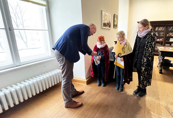 Christoph Schmidt-Jansa, stellvertretender B&uuml;rgermeister der Stadt Oranienburg, dankte Jasmin (6), Josephine (8) und Johanna (11) f&uuml;r ihren &uuml;berbrachten Segen und &uuml;bergab eine kleine Spende (v.l.)