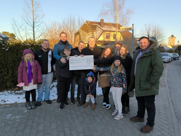 B�rgermeister Alexander Laesicke (Mitte) und Marco Bartsch (rechts) �bergeben den Spendenscheck an die Mitarbeiterinnen und Mitarbeiter des M�rkischen Sozialvereins, die sich um das Kinderhaus im Ortsteil Malz k�mmern. Auch die dort lebenden Kinder haben 