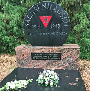 Das Sachsenhausen-Mahnmal im Reeburgpark in Oranienburgs niederl&auml;ndischer Partnerstadt Vught. Peter Pennings war die Erinnerung an die Opfer von Nazi-Deutschland ein Herzensanliegen. Im September 1944 waren die Insassen des KZ Herzogenbusch in Vught nach Sachsenhausen und Ravensbr&uuml;ck deportiert worden. Mehr als 1.400 Niederl&auml;nder wurden allein im KZ Sachsenhausen ermordet.