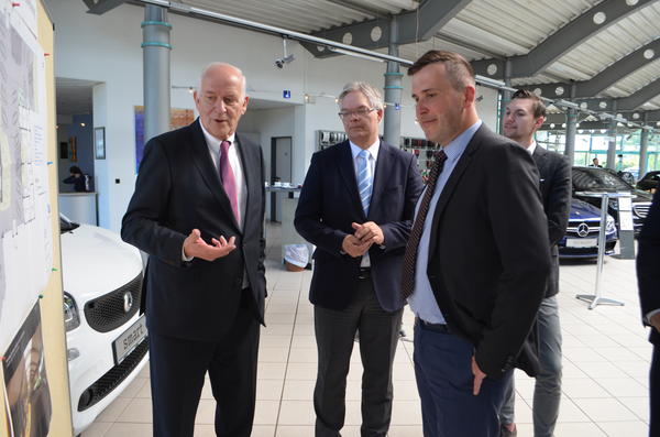 Hans-Peter Adryan (li.) erkl�rt B�rgermeister Laesicke (re.) die Erweiterungs- und Umbaupl�ne. Im Hintergrund: Stefan und Leon M�ller.