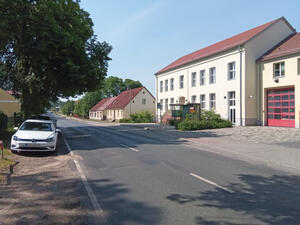 Im Schuljahr 2024/25 soll auch das stra&szlig;enseitig vorgelagerte B&uuml;rgerhaus Schmachtenhagen f&uuml;r die Neddermeyer-Schule genutzt werden. Vier Klassenr&auml;ume k&ouml;nnen dort entstehen.