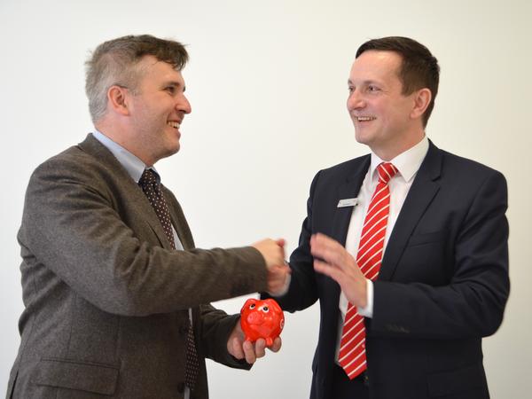 Gl�cks-Cent f�r den B�rgermeister: Alexander Laesicke zu Besuch bei Olaf Neupert, Marktdirektor der Mittelbrandenburgischen Sparkasse.