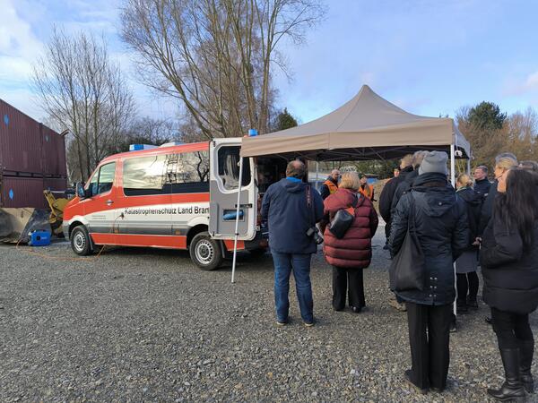 Mehr finanzielle Unterst�tzung vom Bund bei der Bombensuche! Das hat der B�rgermeister bei einem Vor-Ort-Termin im Inselweg, wo eine Bombe entsch�rft werden muss, gefordert.