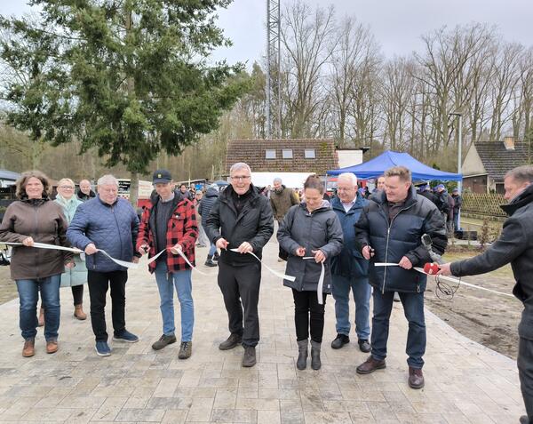 Der Dorfplatz von Bern�we wurde neugestaltet und jetzt feierlich eingeweiht