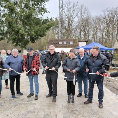 Der Dorfplatz von Bernöwe wurde neugestaltet und jetzt feierlich eingeweiht