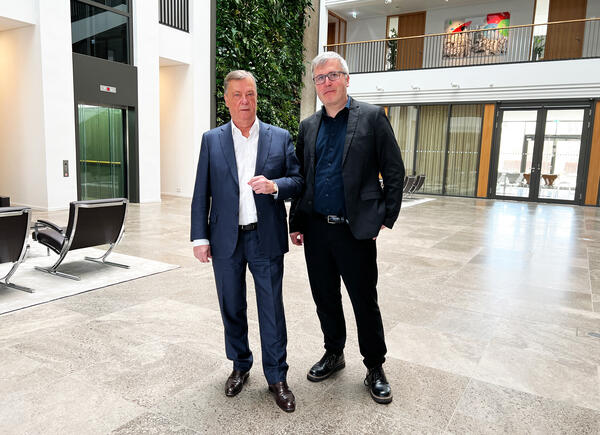Unternehmensbesuch bei Orafol - B&uuml;rgermeister stellt sich hinter heimisches Wirtschaftsschwergewicht
