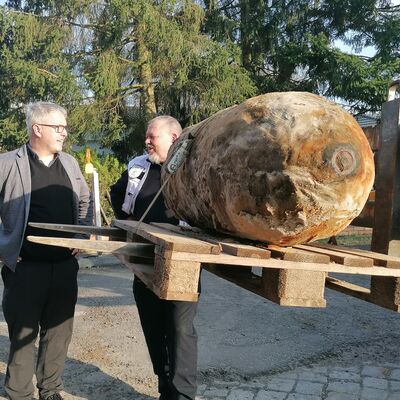 B&uuml;rgermeister Alexander Laesicke bedankte sich herzlich bei Sprengmeister Andr&eacute; M&uuml;ller und seinem Entsch&auml;rfungsteam f&uuml;r ihre zuverl&auml;ssige Arbeit