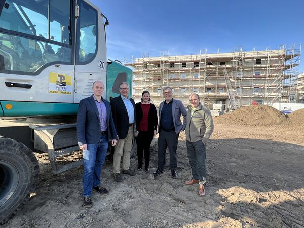 : Klaus-J�rgen Peter (2.v.l.) mit Sohn und Tochter, daneben B�rgermeister Alexander Laesicke und Enrico Wie�ner, Amtsleiter f�r Wirtschaftsf�rderung auf der Baustelle in der Wei�en Stadt, wo die st�dtische Wohnungsbaugesellschaft WOBA neuen Wohnungen baue
