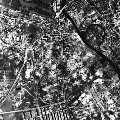 Alliiertes Luftbild von Oranienburg nach dem gro�en Luftangriff vom 15.03.1945 - gro�e Bombenkrater deuten die Zerst�rung an.
