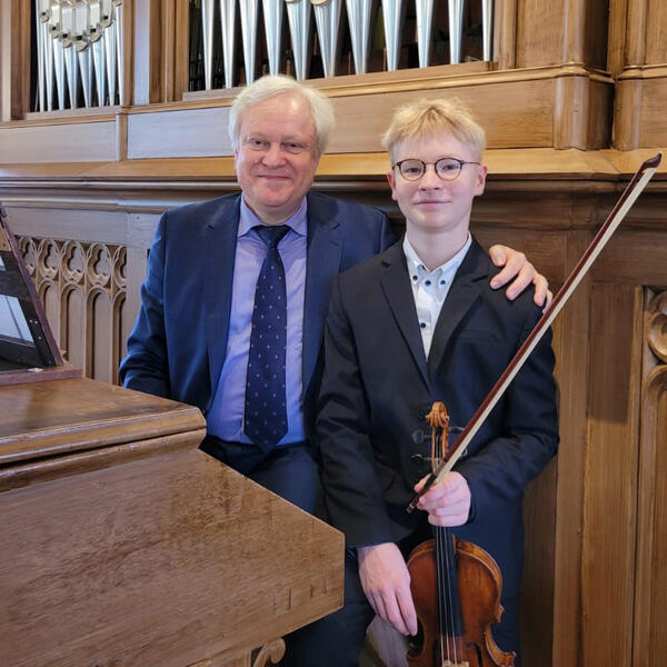 Spielen Klavier- und Geigenmusik in der Nicolai-Kirche: Ferdinand Milling, Geige, und Florian Wilkes, Orgel