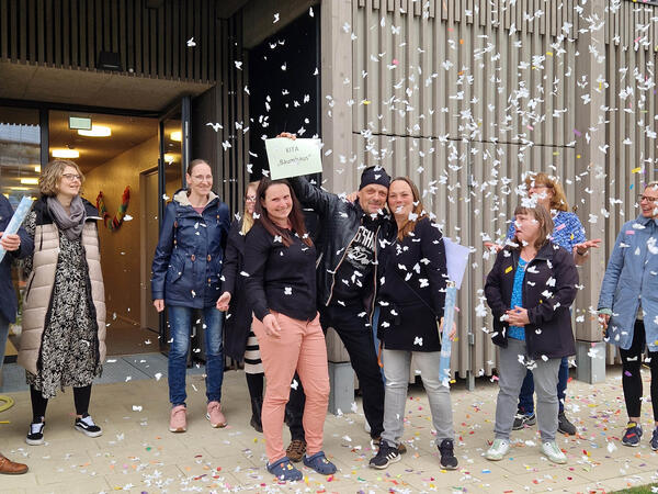Das Team der Kita Baumhaus rund um Franziska K�hn freut sich �ber den neuen Namen ihrer Einrichtung. 