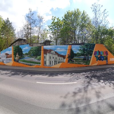 Das fertig gestaltete Widerlager an der Walther-Bothe-Stra&szlig;e.