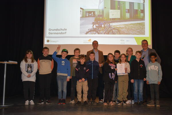 Auch die Grundschule Germendorf beteiligte sich an dem Klimaschutzprojekt und wurde daf�r am 25. April in der Orangerie ausgezeichnet.