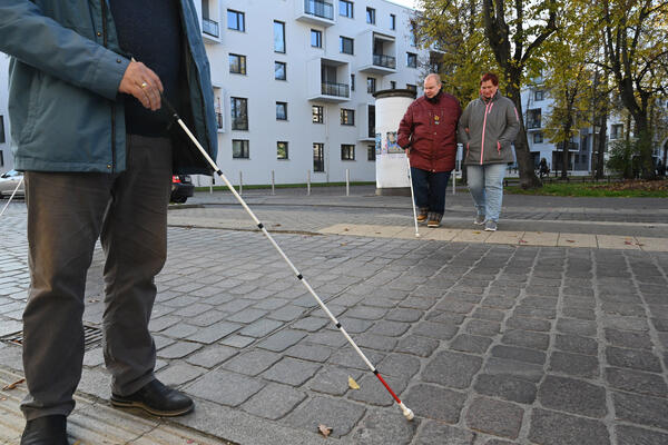 Abgesenkte Bordsteine sind wichtig f&uuml;r Menschen mit bestimmten Einschr&auml;nkungen. Am 22.5. findet ein inklusiver Jahresempfang statt. 