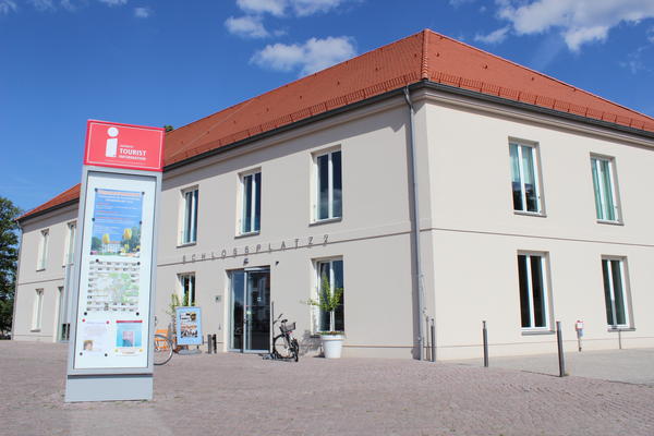 Au&szlig;enansicht Touris-Information mit Info-S&auml;ule