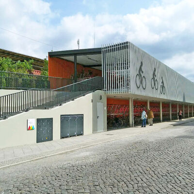 Die untere Etage des Fahrradparkhauses am Bahnhof wurde saniert.