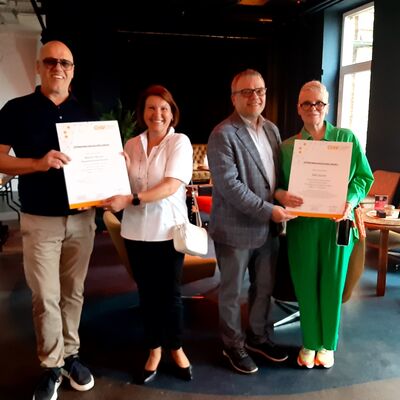 B&uuml;rgermeisterin Ines H&uuml;bner (Mitte links) und B&uuml;rgermeister Thomas G&uuml;nther (Mitte rechts) begr&uuml;&szlig;en die neuen Markenbotschafter der Wirtschaftsregion O-H-V: Birgit Tornow-Wendland f&uuml;r die KBI GmbH und Andreas Bruch f&uuml;r die Martin Bruch Haustechnik GmbH
