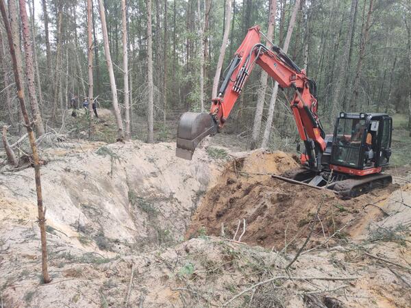 Krater nach Sprengung: Im ehemaligen Milit&auml;rforst Lehnitz wurden am 27. Juni zwei Bomben gesprengt.