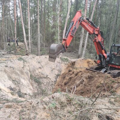 Krater nach Sprengung: Im ehemaligen Milit&auml;rforst Lehnitz wurden am 27. Juni zwei Bomben gesprengt.