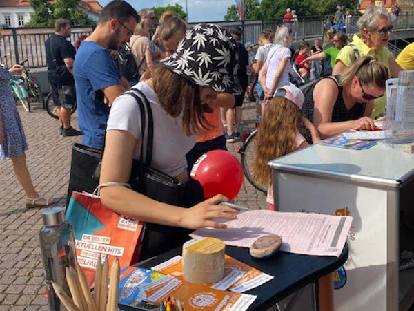 Viele B�rger waren beim Stadtfest an den Stand der Stadtverwaltung gekommen, um f�r den B�rgerhaushalt abzustimmen.