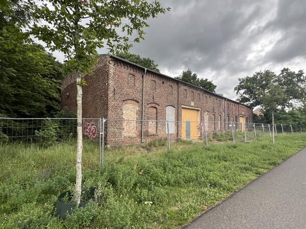 In der Dr.-Kurt-Schumacher-Stra�e hat die Stadtverwaltung zwei alte Scheunen instandsetzen lassen.