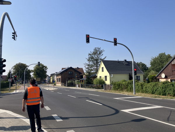 Die Ampelanlage am Knotenpunkt Germendorfer Dorfstra�e/Stra�e am Globus soll f�r einen sichereren Verkehr sorgen.