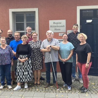 Die Multiplikatorengruppe vor dem Regine-Hildebrandt-Haus (v.l.n.r.): Klaus Otto (FAPIQ), Marga Schlag (Seniorenbeirat), Hendrik Nolde (FAPIQ), Steffen Herrmann (Stadtverwaltung), Jana Poppe (MSV), Hans-Joachim Luth (Seniorenbeirat), Simone Weigel (FAPIQ)