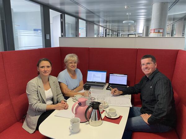 Beratung in Potsdam (v.l.n.r.): Janine Zak und Birgit Batsch (beide Projektmanagerinnen Team Energieagentur der Wirtschaftsf�rderung BB) sowie Enrico Przibylla (Energiemanager Oranienburg).