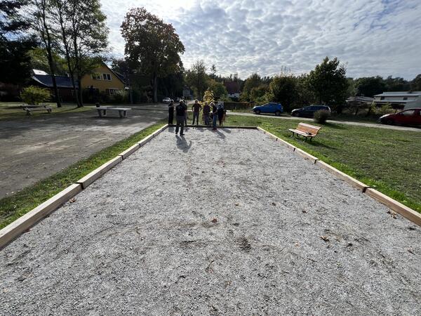 Im Ortsteil Friedrichsthal gibt es jetzt eine neue Boulebahn.