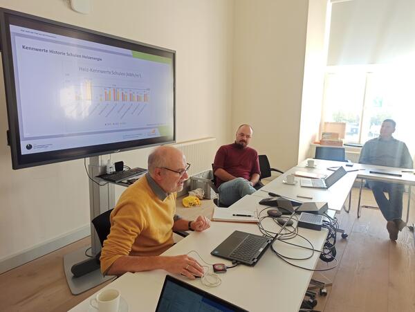 Oliver Ritter und J�rg Ackermann vom Unabh�ngigen Institut f�r Umweltfragen (UfU) f�hrten durch die Schulung.