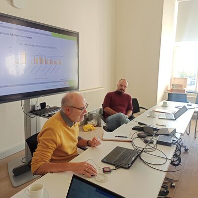 Wie l&auml;sst sich m&ouml;glichst viel Energie im Geb&auml;ude einsparen? Bei einer Schulung konnten mehrere Schulhausmeister ihr Energie-Wissen vertiefen. 