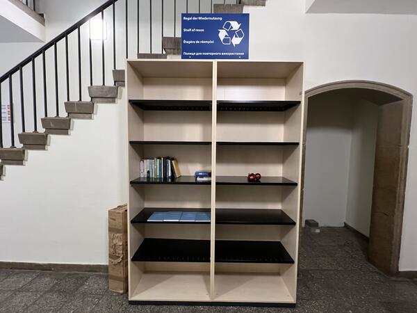 In der Stadtverwaltung wurden Tauschregale aufgestellt.