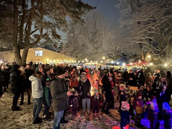 Blick �ber den verschneiten Lehnitzer Adventsmarkt 2023. 
